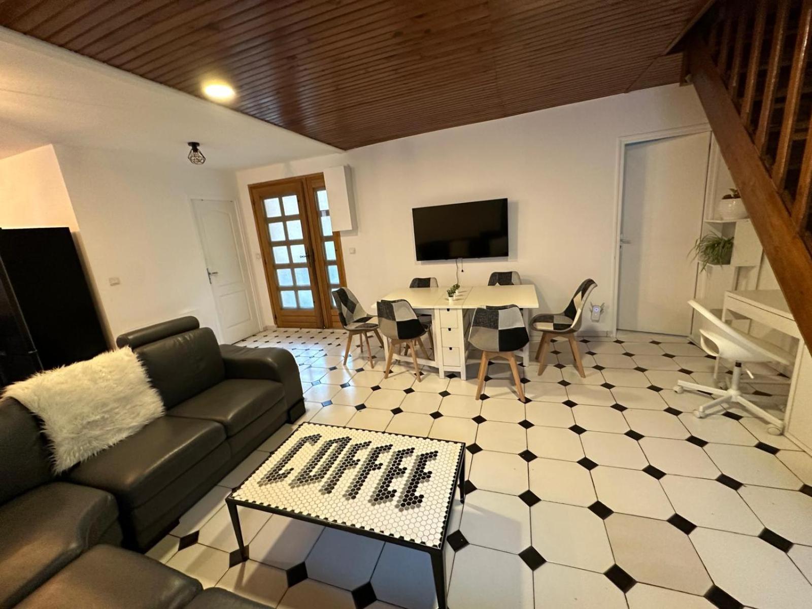 Agreable Appartement Dans Une Maison Сен-Дени Экстерьер фото