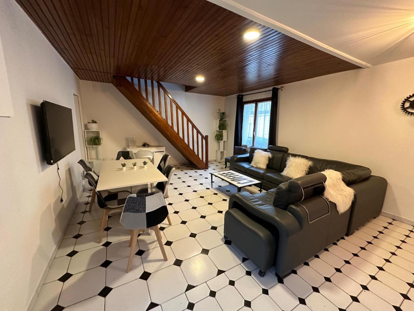 Agreable Appartement Dans Une Maison Сен-Дени Экстерьер фото