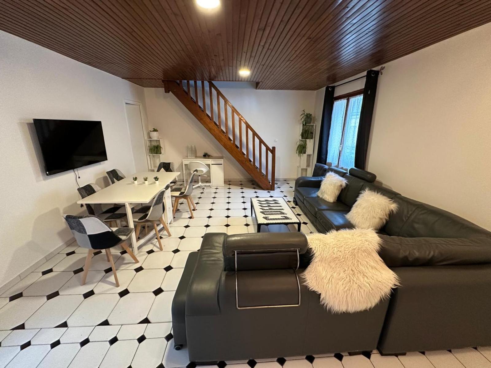 Agreable Appartement Dans Une Maison Сен-Дени Экстерьер фото