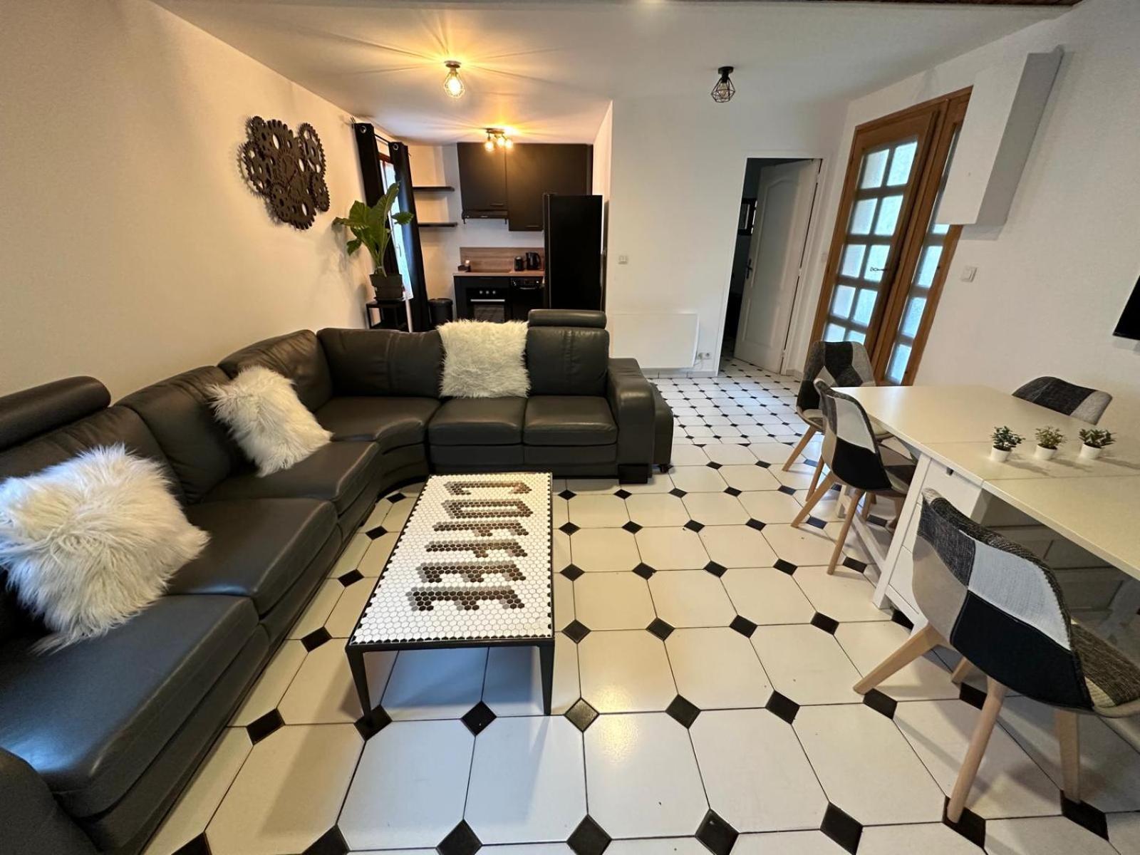 Agreable Appartement Dans Une Maison Сен-Дени Экстерьер фото